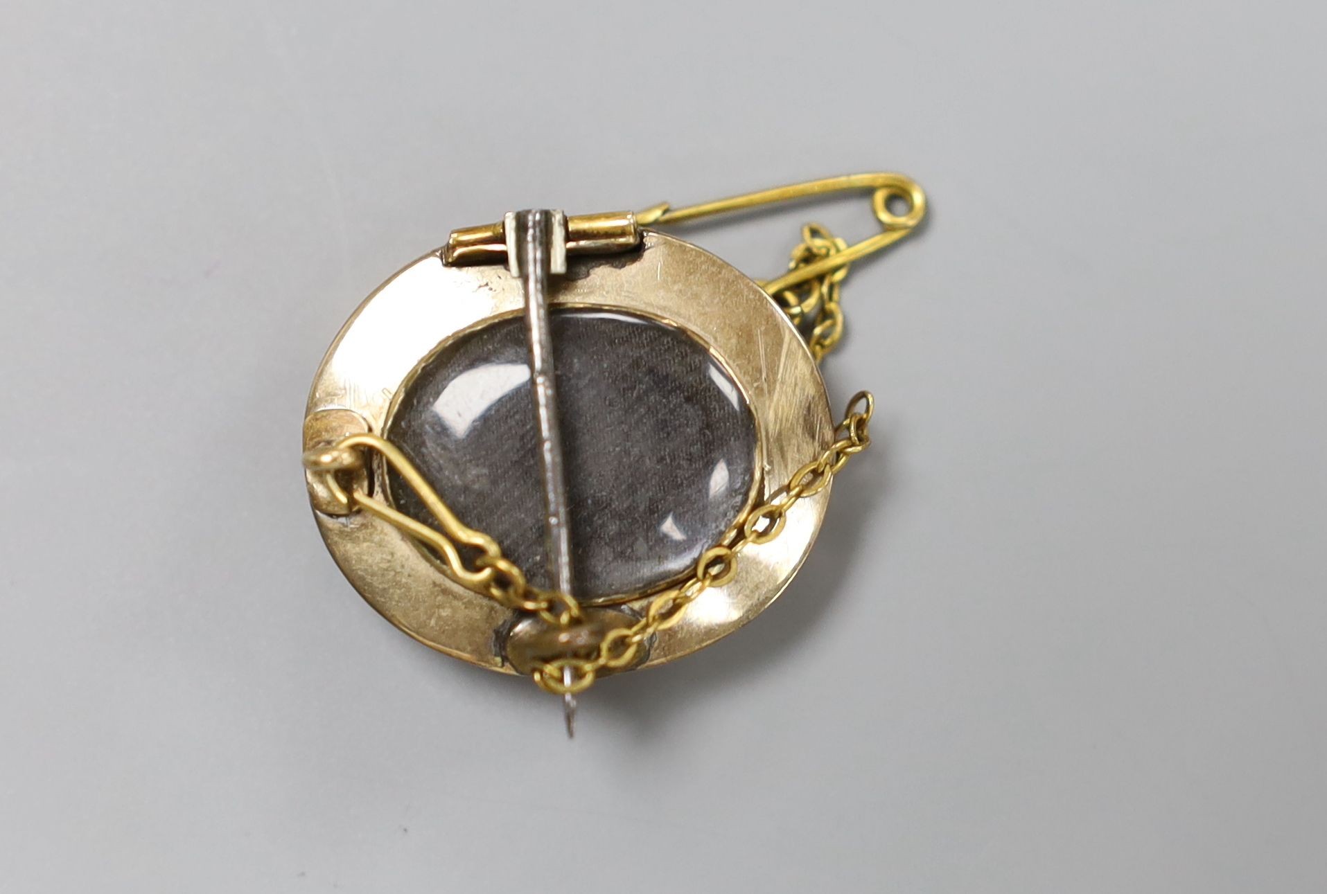 A late Victorian yellow metal and oval cameo shell set brooch, carved the bust of a gentleman to dexter, 23mm, gross 5.6 grams.